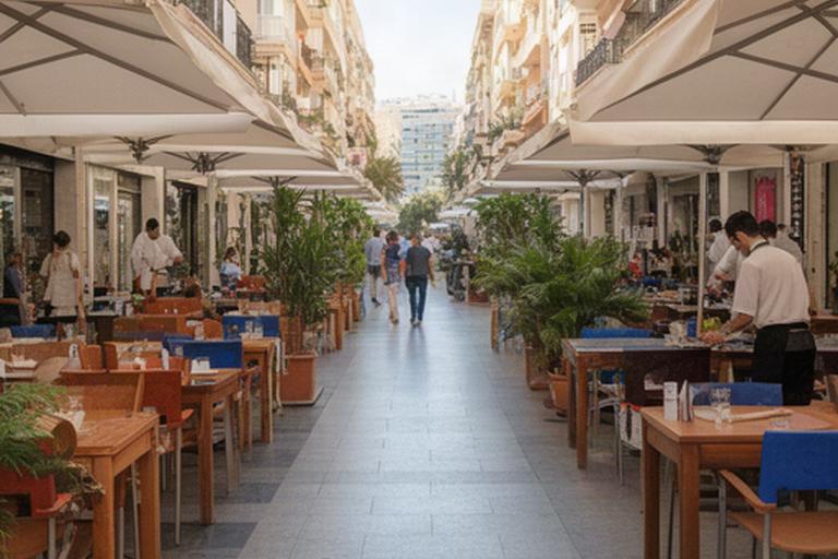 Terrazas de establecimientos hosteleros en una calle peatonal del centro de Benidorm