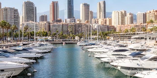 Puerto deportivo de Benidorm con embarcaciones atracadas y el perfil urbano al fondo