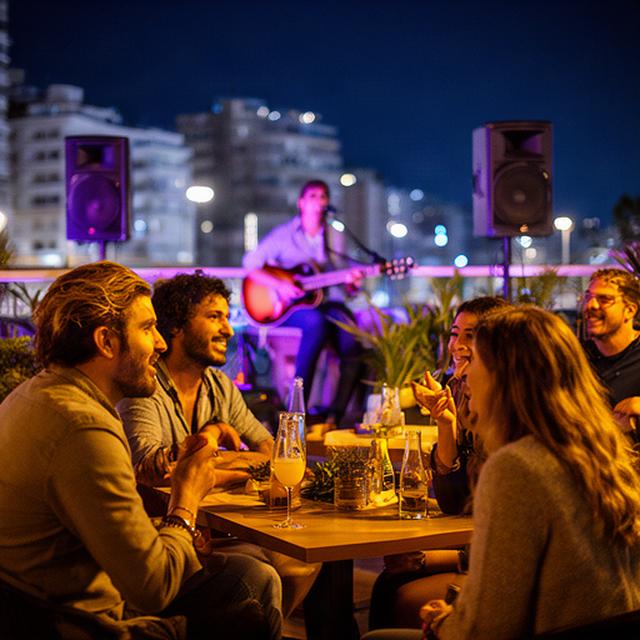 Amigos escuchando música en una terraza nocturna de Benidorm